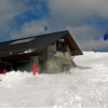 rifugio Dom.na Matajure (1550 m) e sullo sfondo la chiesetta sommitale