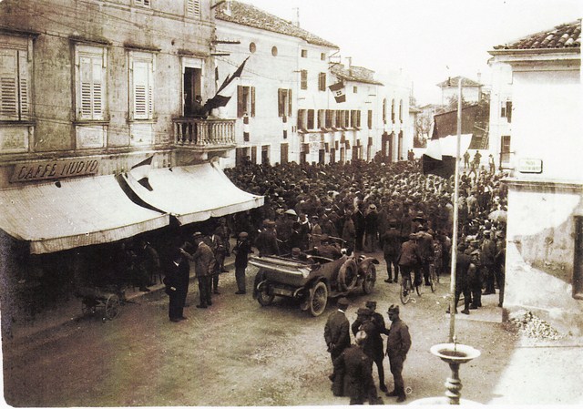 In primo piano a sinistra casa Ponton sede del telegrafo militare e avanti nella casa Gregoris Rinaldi il Comando Tappa. (Copia)