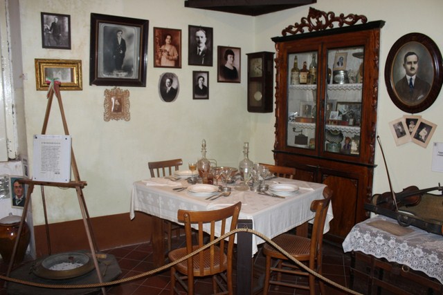 Padula (SA) casa museo di Joe Petrosino il salotto in cui zio Michele incontro per ultima volta il mitico Joe (Copia)