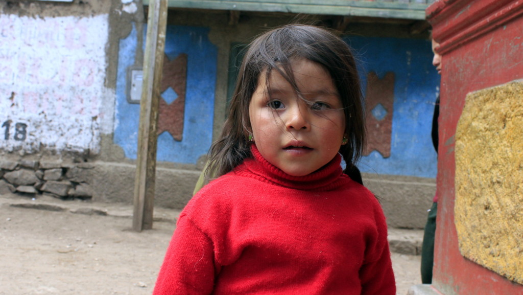 bambina al villaggio di Huayllapa